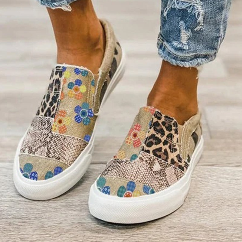 Damsneakers med färgglatt patchwork-design och canvasovandel som är bekväma och trendiga för vardagsanvändning.