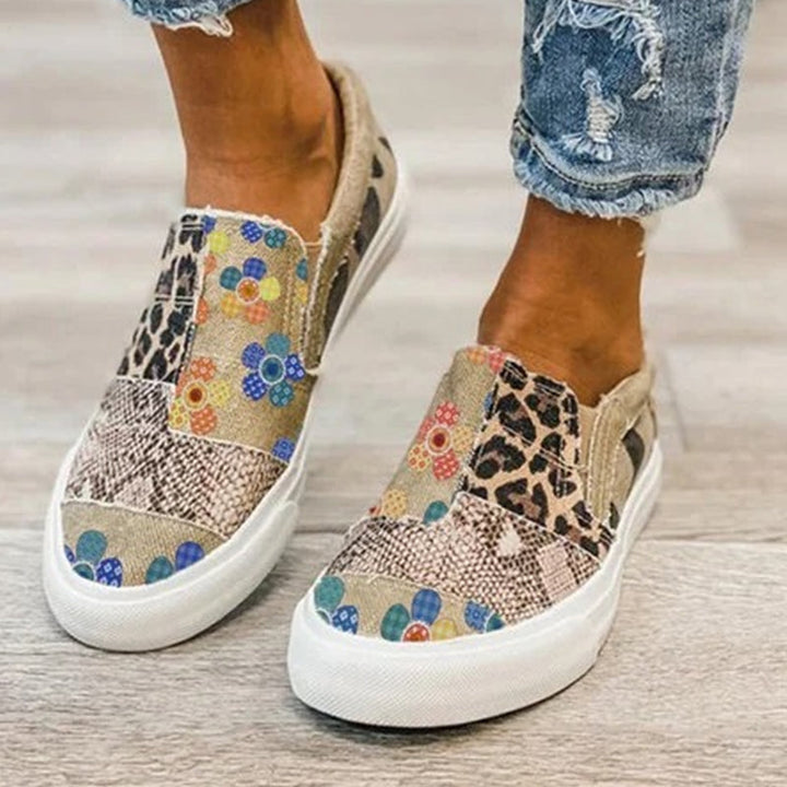 Damsneakers med färgglatt patchwork-design och canvasovandel som är bekväma och trendiga för vardagsanvändning.