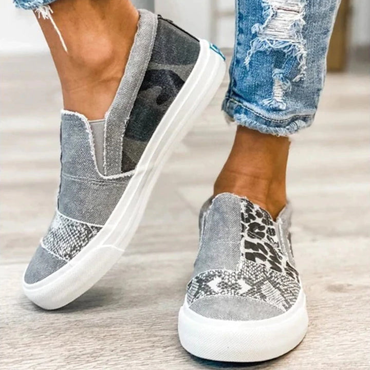 Damsneakers med färgglatt patchwork-design och canvasovandel som är bekväma och trendiga för vardagsanvändning.