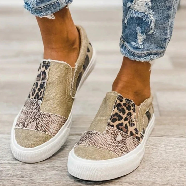 Damsneakers med färgglatt patchwork-design och canvasovandel som är bekväma och trendiga för vardagsanvändning.