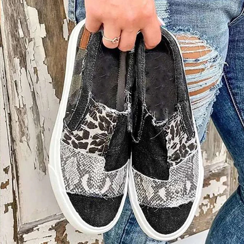 Damsneakers med färgglatt patchwork-design och canvasovandel som är bekväma och trendiga för vardagsanvändning.