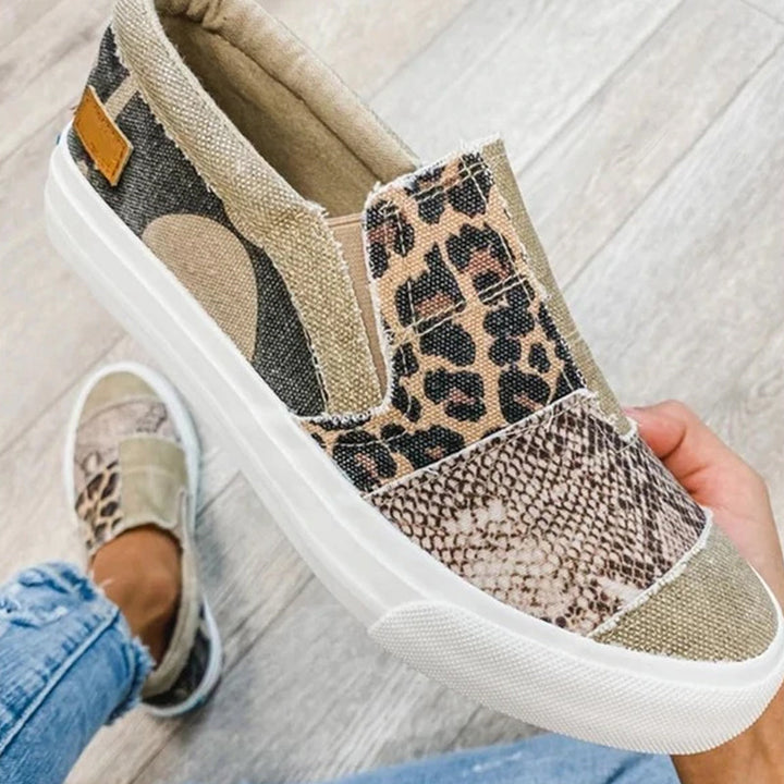 Damsneakers med färgglatt patchwork-design och canvasovandel som är bekväma och trendiga för vardagsanvändning.