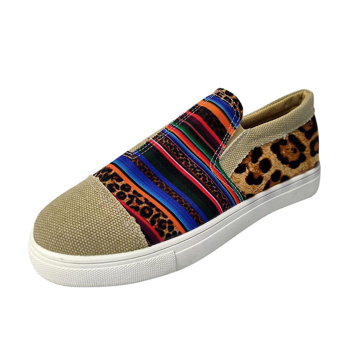 Damsneakers med färgglatt patchwork-design och canvasovandel som är bekväma och trendiga för vardagsanvändning.