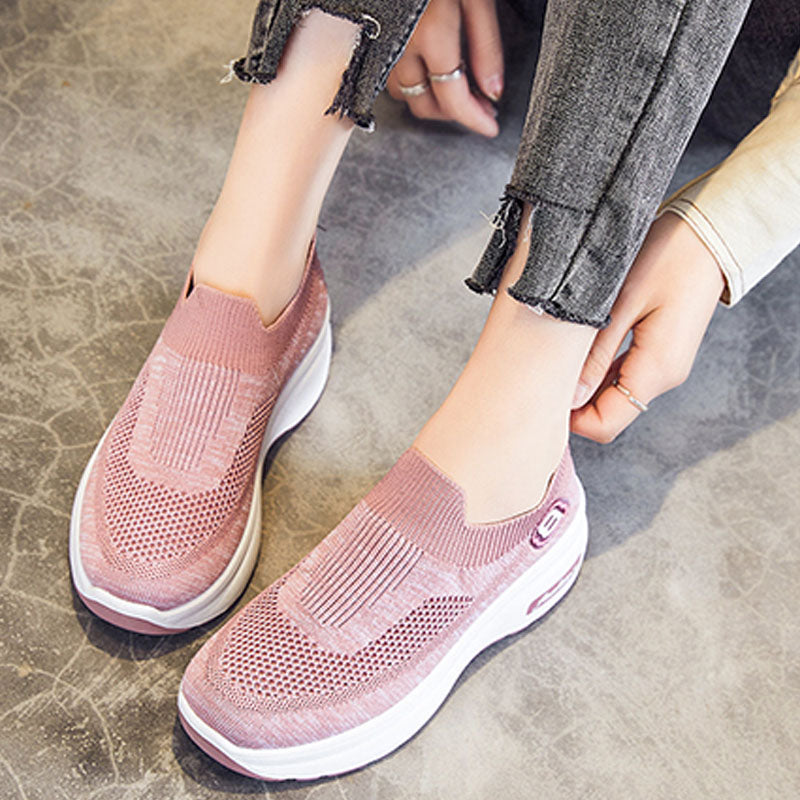 "Damsneakers med rund tå och tjock plattformssula av vit mesh, andas och stilrena för vardagsbruk."