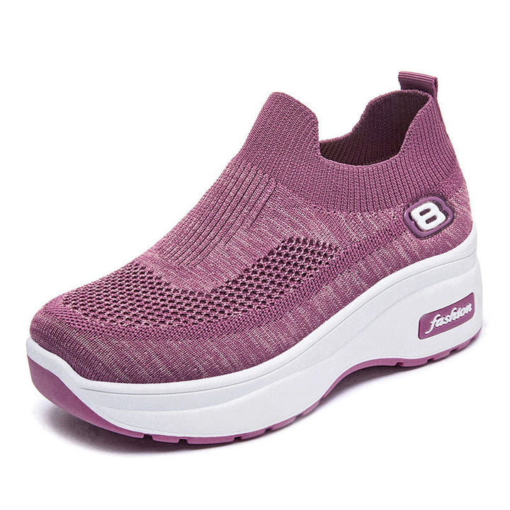 "Damsneakers med rund tå och tjock plattformssula av vit mesh, andas och stilrena för vardagsbruk."