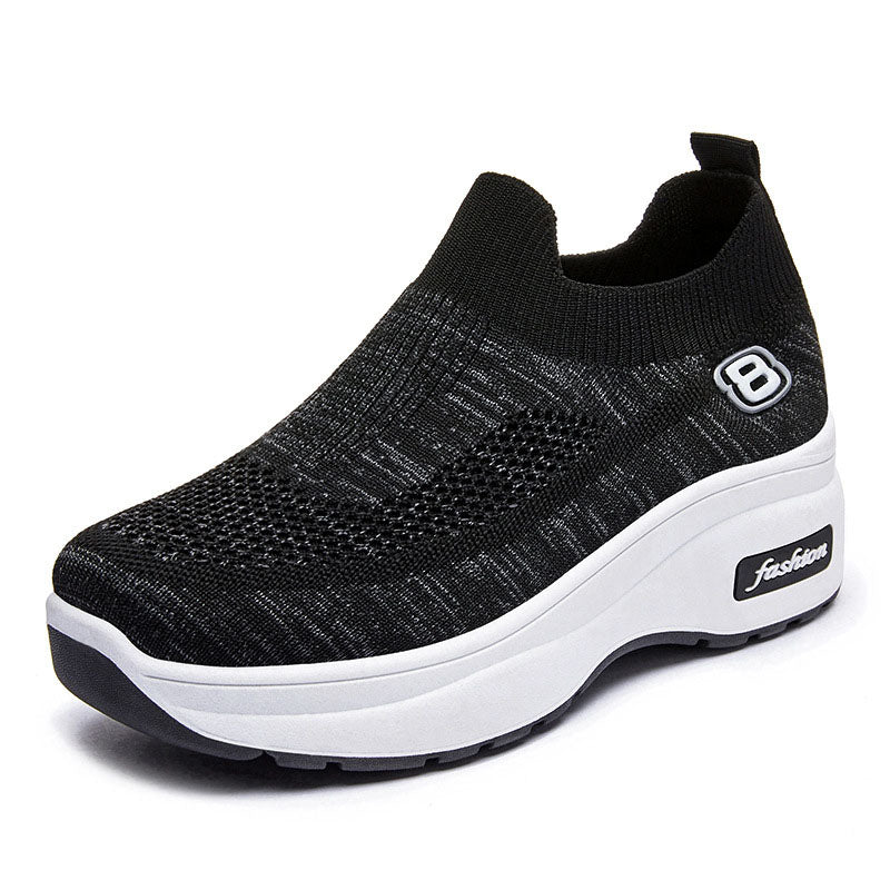 "Damsneakers med rund tå och tjock plattformssula av vit mesh, andas och stilrena för vardagsbruk."