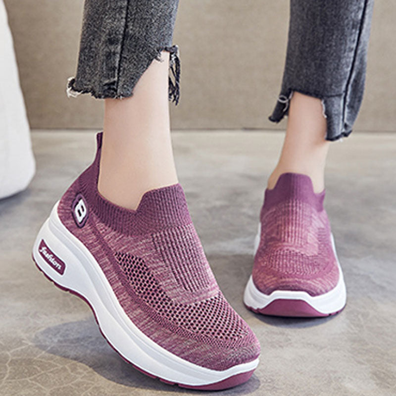 "Damsneakers med rund tå och tjock plattformssula av vit mesh, andas och stilrena för vardagsbruk."