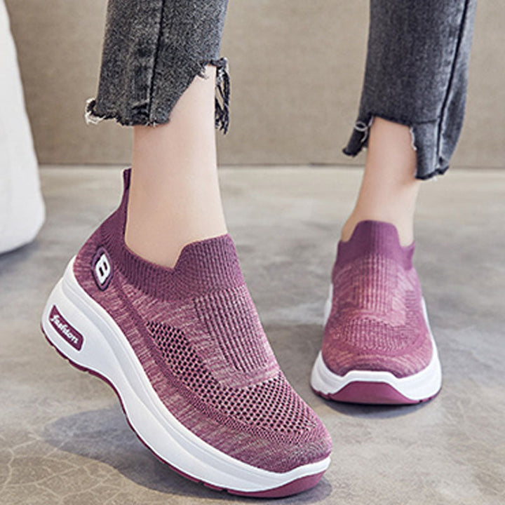 "Damsneakers med rund tå och tjock plattformssula av vit mesh, andas och stilrena för vardagsbruk."