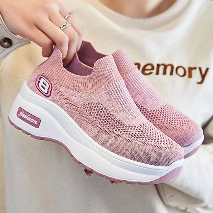 "Damsneakers med rund tå och tjock plattformssula av vit mesh, andas och stilrena för vardagsbruk."