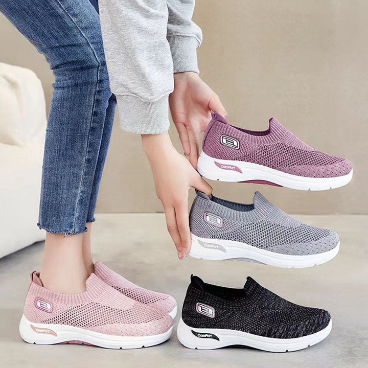 "Damsneakers med rund tå och tjock plattformssula av vit mesh, andas och stilrena för vardagsbruk."