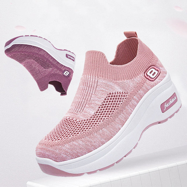 "Damsneakers med rund tå och tjock plattformssula av vit mesh, andas och stilrena för vardagsbruk."