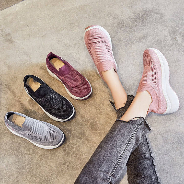 "Damsneakers med rund tå och tjock plattformssula av vit mesh, andas och stilrena för vardagsbruk."