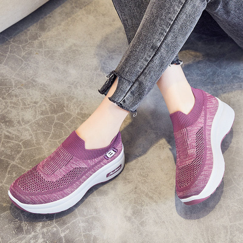 "Damsneakers med rund tå och tjock plattformssula av vit mesh, andas och stilrena för vardagsbruk."
