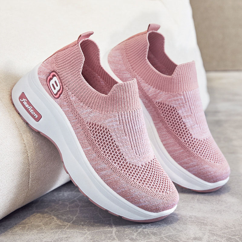 "Damsneakers med rund tå och tjock plattformssula av vit mesh, andas och stilrena för vardagsbruk."
