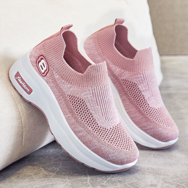 "Damsneakers med rund tå och tjock plattformssula av vit mesh, andas och stilrena för vardagsbruk."