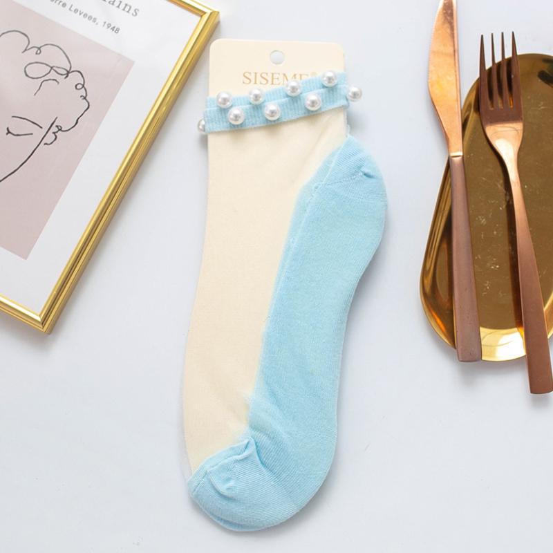 "Damsockor ankel i mjukt silke, andningsbara och lätta, i flera färger, eleganta och elastiska för optimal passform."