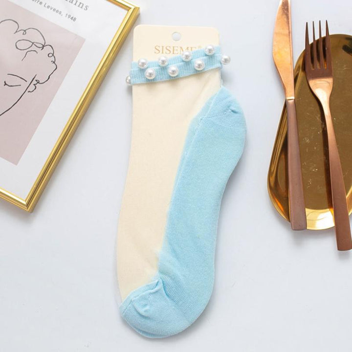 "Damsockor ankel i mjukt silke, andningsbara och lätta, i flera färger, eleganta och elastiska för optimal passform."