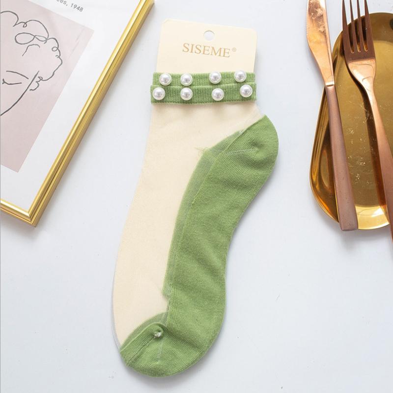 "Damsockor ankel i mjukt silke, andningsbara och lätta, i flera färger, eleganta och elastiska för optimal passform."