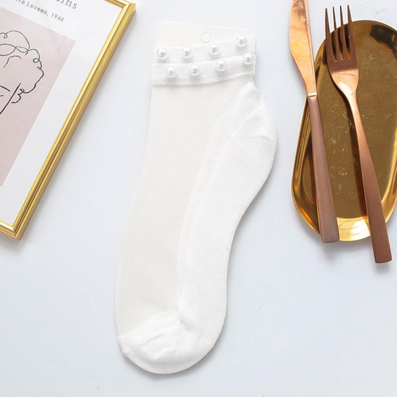 "Damsockor ankel i mjukt silke, andningsbara och lätta, i flera färger, eleganta och elastiska för optimal passform."