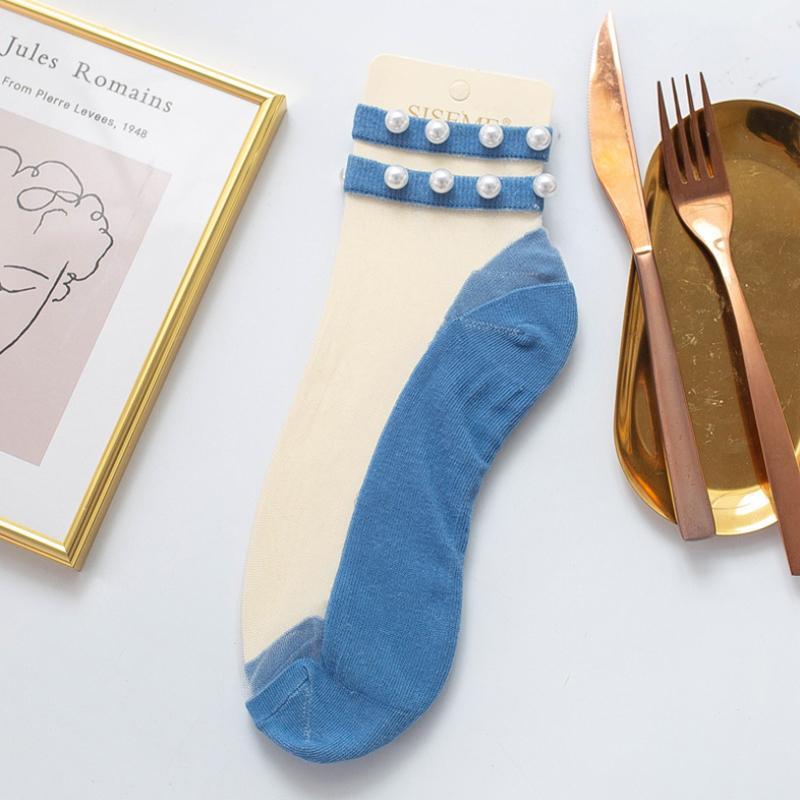 "Damsockor ankel i mjukt silke, andningsbara och lätta, i flera färger, eleganta och elastiska för optimal passform."