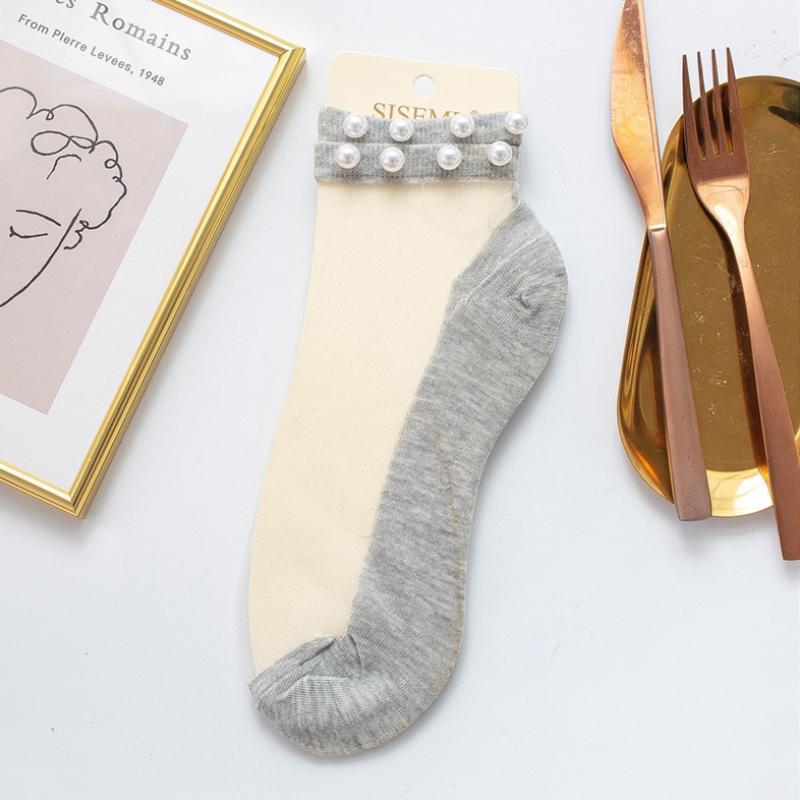 "Damsockor ankel i mjukt silke, andningsbara och lätta, i flera färger, eleganta och elastiska för optimal passform."