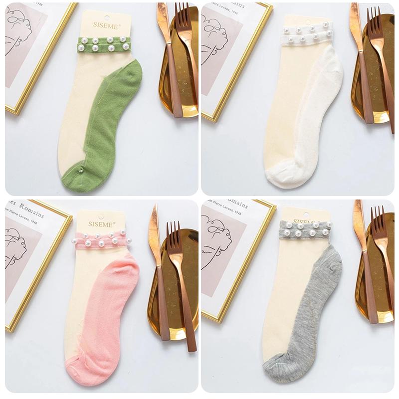 "Damsockor ankel i mjukt silke, andningsbara och lätta, i flera färger, eleganta och elastiska för optimal passform."