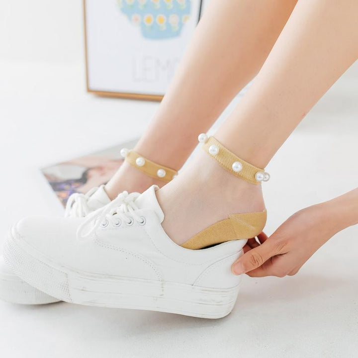 "Damsockor ankel i mjukt silke, andningsbara och lätta, i flera färger, eleganta och elastiska för optimal passform."