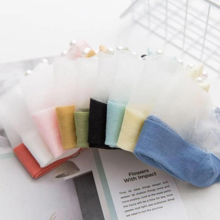 "Damsockor ankel i mjukt silke, andningsbara och lätta, i flera färger, eleganta och elastiska för optimal passform."