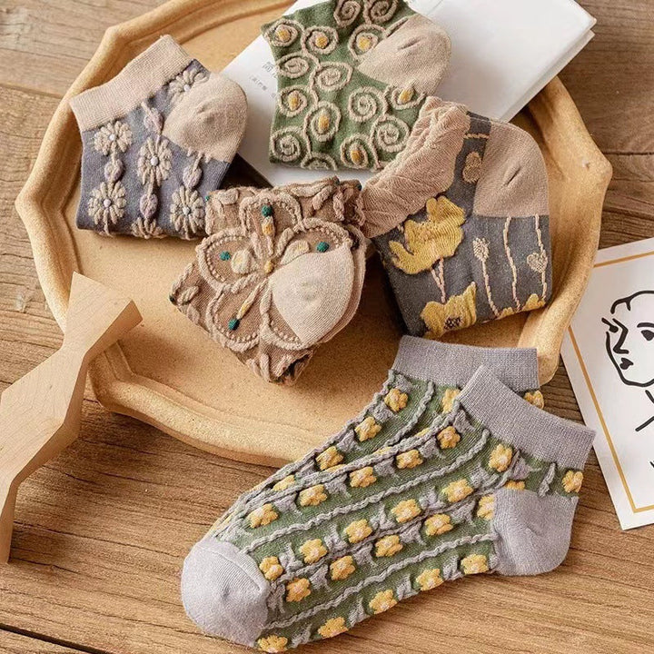 "Damsockor i bomull med blommönster, eleganta och bekväma, mjuka material för stil och komfort hela dagen."