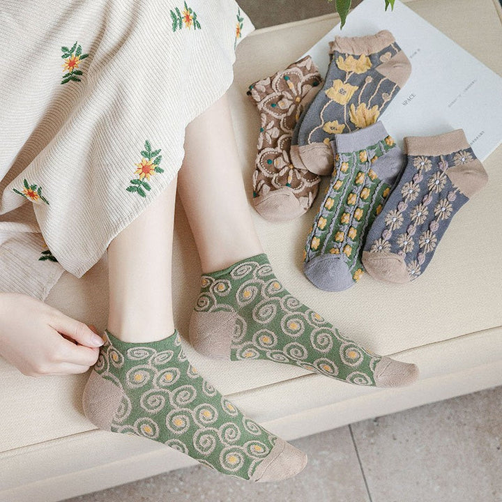 "Damsockor i bomull med blommönster, eleganta och bekväma, mjuka material för stil och komfort hela dagen."