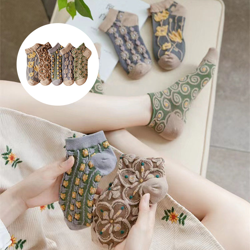 "Damsockor i bomull med blommönster, eleganta och bekväma, mjuka material för stil och komfort hela dagen."