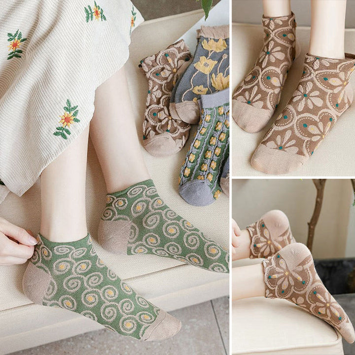 "Damsockor i bomull med blommönster, eleganta och bekväma, mjuka material för stil och komfort hela dagen."