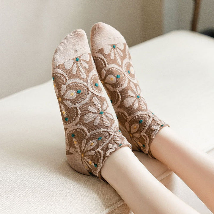 "Damsockor i bomull med blommönster, eleganta och bekväma, mjuka material för stil och komfort hela dagen."