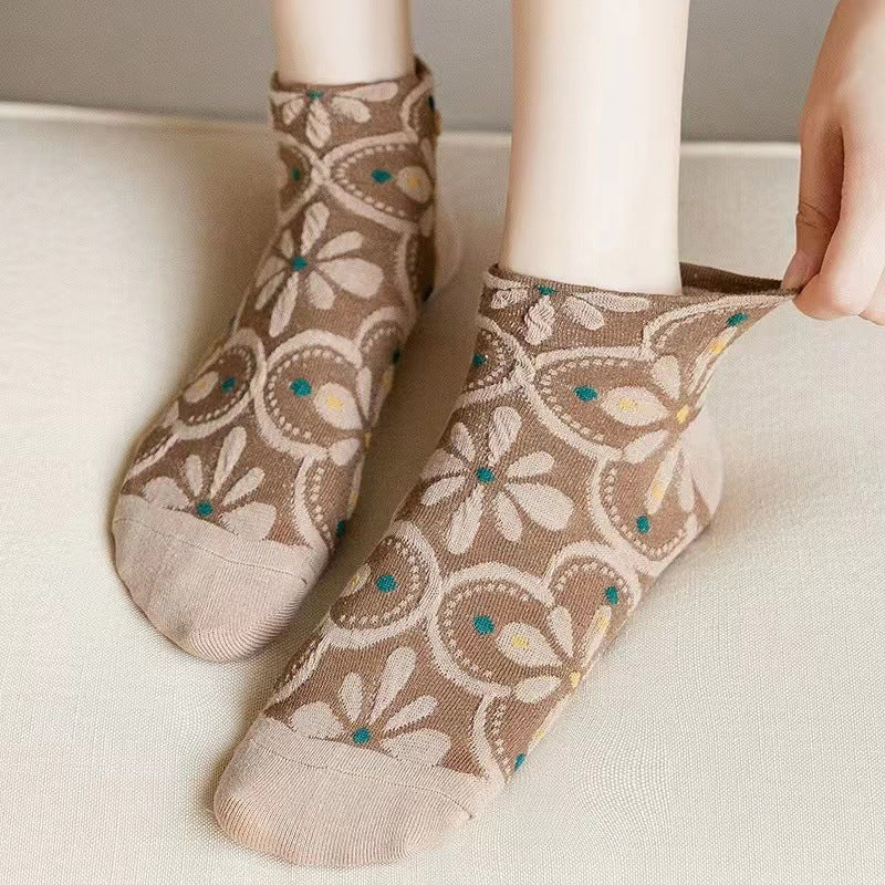 "Damsockor i bomull med blommönster, eleganta och bekväma, mjuka material för stil och komfort hela dagen."