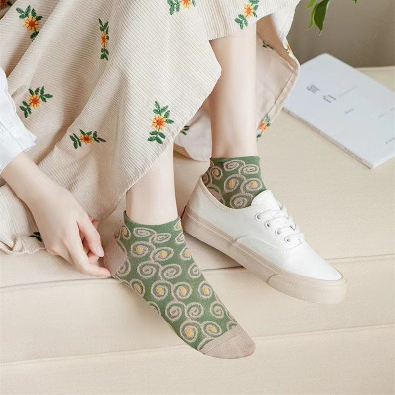 "Damsockor i bomull med blommönster, eleganta och bekväma, mjuka material för stil och komfort hela dagen."