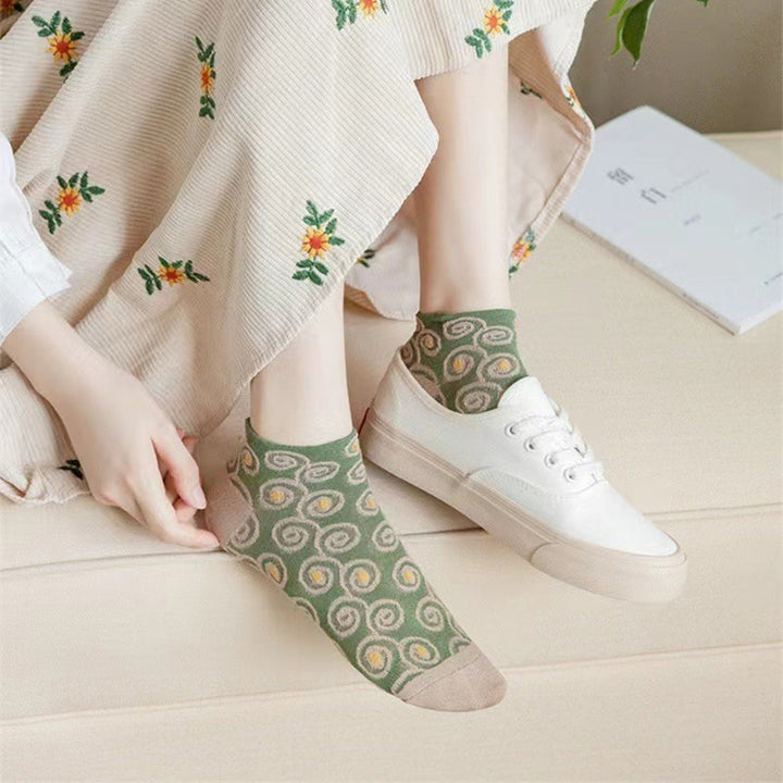 "Damsockor i bomull med blommönster, eleganta och bekväma, mjuka material för stil och komfort hela dagen."