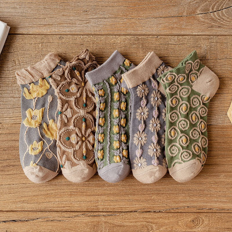 "Damsockor i bomull med blommönster, eleganta och bekväma, mjuka material för stil och komfort hela dagen."