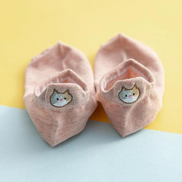 "Damsockor i bomull med broderat katthuvudmotiv, feminina och eleganta, perfekta för vardagsbruk och kattälskare."