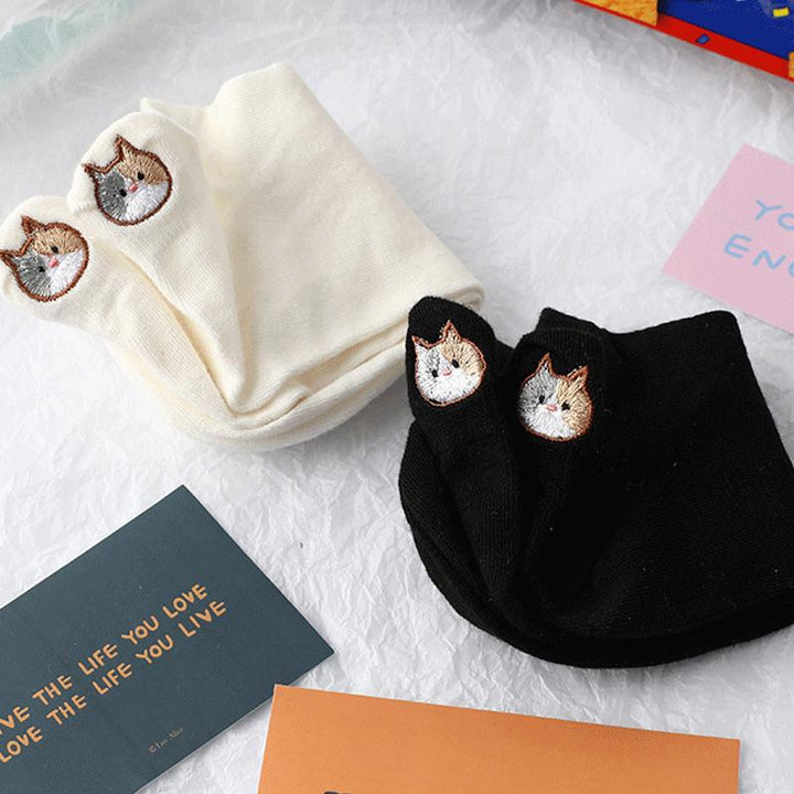 "Damsockor i bomull med broderat katthuvudmotiv, feminina och eleganta, perfekta för vardagsbruk och kattälskare."