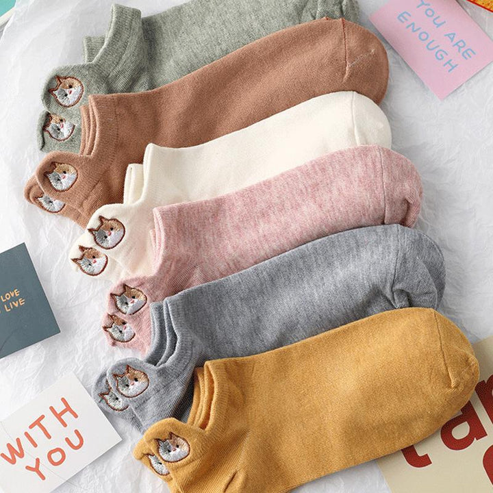 "Damsockor i bomull med broderat katthuvudmotiv, feminina och eleganta, perfekta för vardagsbruk och kattälskare."