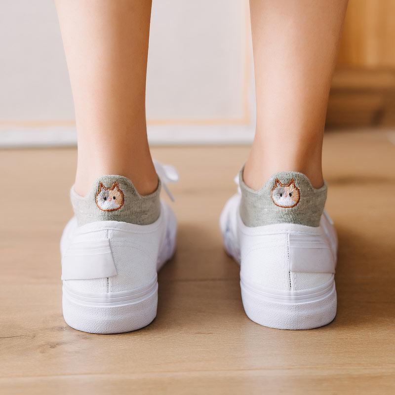 "Damsockor i bomull med broderat katthuvudmotiv, feminina och eleganta, perfekta för vardagsbruk och kattälskare."