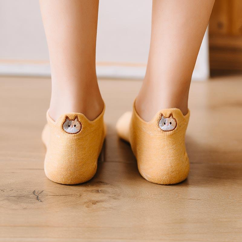 "Damsockor i bomull med broderat katthuvudmotiv, feminina och eleganta, perfekta för vardagsbruk och kattälskare."