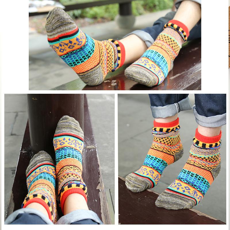 "Damsockor i retro etniskt mönster, tjock ull, färgglada mönster, idealiska för vinter. Välj mellan flera färger."