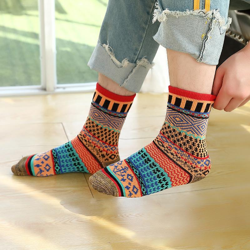 "Damsockor i retro etniskt mönster, tjock ull, färgglada mönster, idealiska för vinter. Välj mellan flera färger."