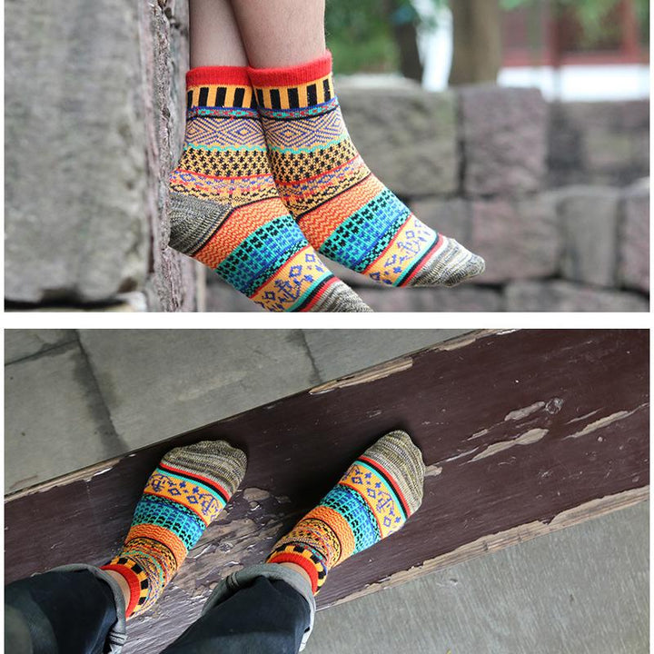 "Damsockor i retro etniskt mönster, tjock ull, färgglada mönster, idealiska för vinter. Välj mellan flera färger."
