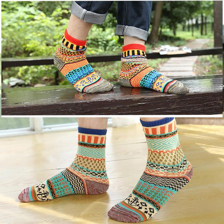 "Damsockor i retro etniskt mönster, tjock ull, färgglada mönster, idealiska för vinter. Välj mellan flera färger."