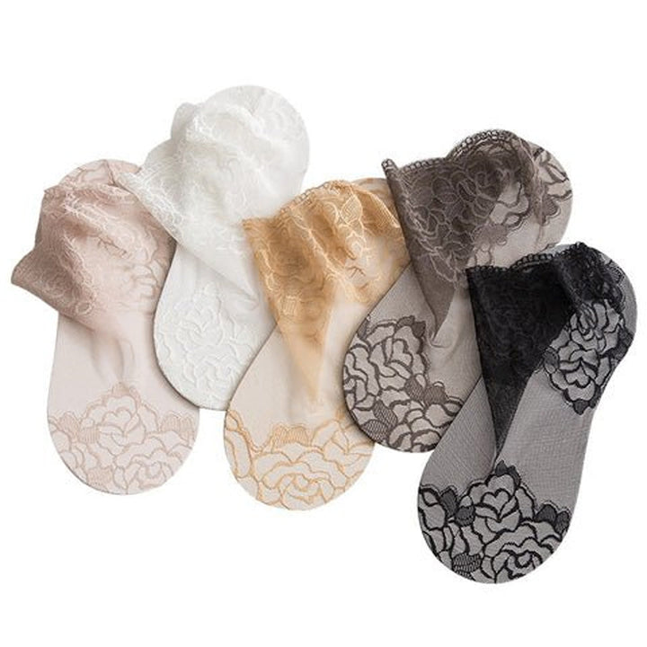 Damsockor i spetsnät, eleganta och andningsbara, med spetsbroderi i sofistikerad design, perfekt för både vardag och fest.