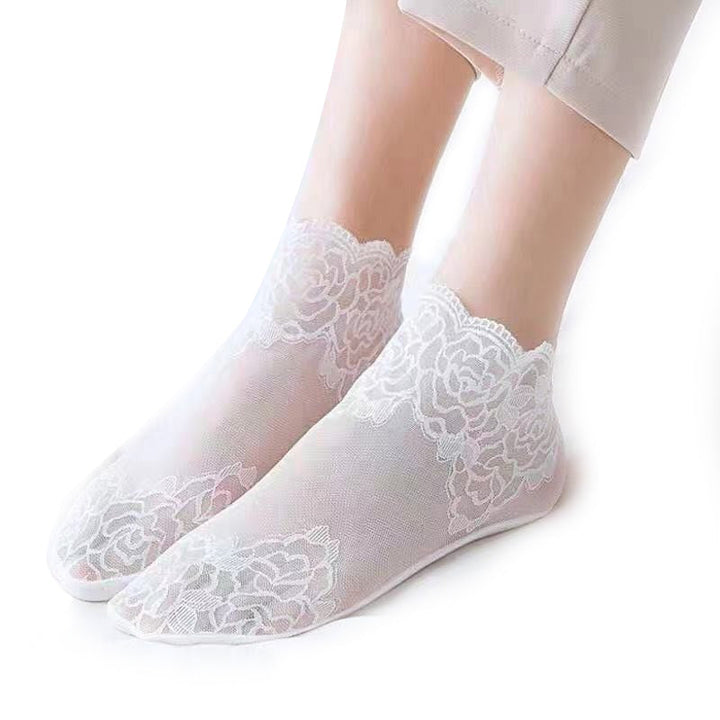 Damsockor i spetsnät, eleganta och andningsbara, med spetsbroderi i sofistikerad design, perfekt för både vardag och fest.