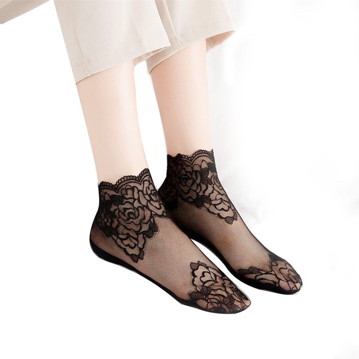 Damsockor i spetsnät, eleganta och andningsbara, med spetsbroderi i sofistikerad design, perfekt för både vardag och fest.