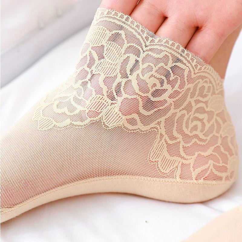 Damsockor i spetsnät, eleganta och andningsbara, med spetsbroderi i sofistikerad design, perfekt för både vardag och fest.
